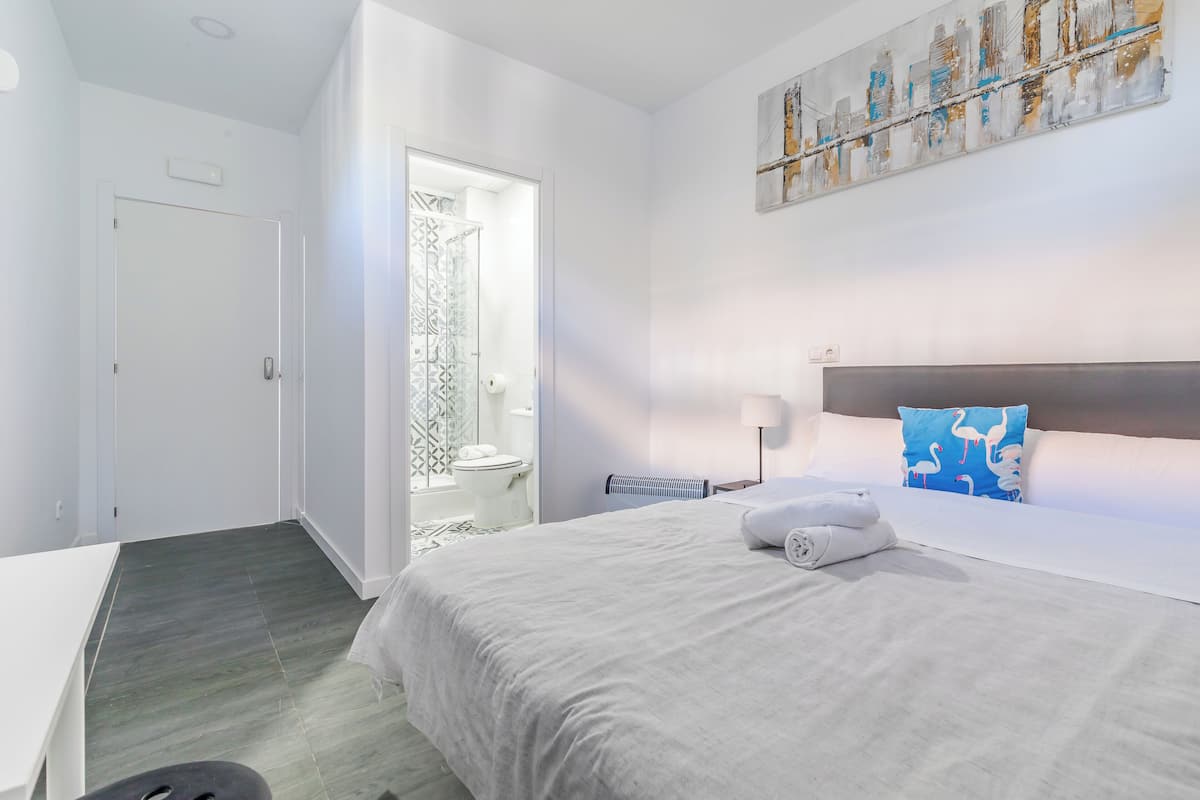 Chambre Double Confort, salle de bains privée (Semisotano) | Bureau, Wi-Fi gratuit, draps fournis