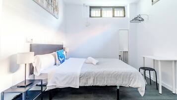 Comfort tweepersoonskamer, privébadkamer (Semisotano) | Een bureau, gratis wifi, beddengoed