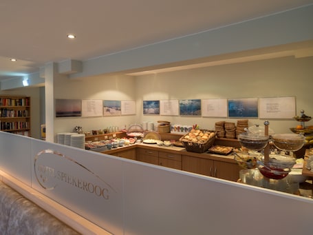 Desayuno buffet incluido todos los días . Hotel Spiekeroog