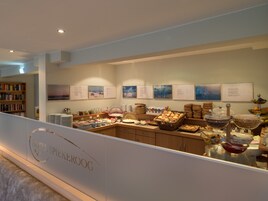 Café da manhã com buffet grátis todos os dias