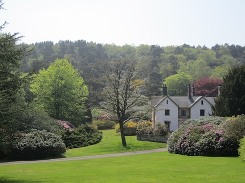 Camp Hill. Charming Cottages in Secluded Grounds of Historic Private Estate