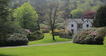 Camp Hill. Charming Cottages in Secluded Grounds of Historic Private Estate