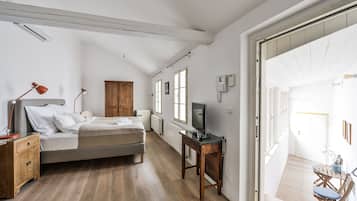 1 bedroom, iron/ironing board, travel crib, internet