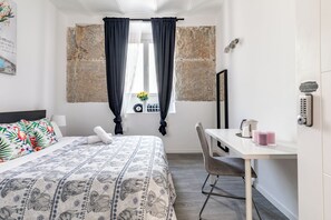 Double Room, Shared Bathroom | Desk, free WiFi, bed sheets - AYZ Juan de Mena - Auto check-in property (Madrid)