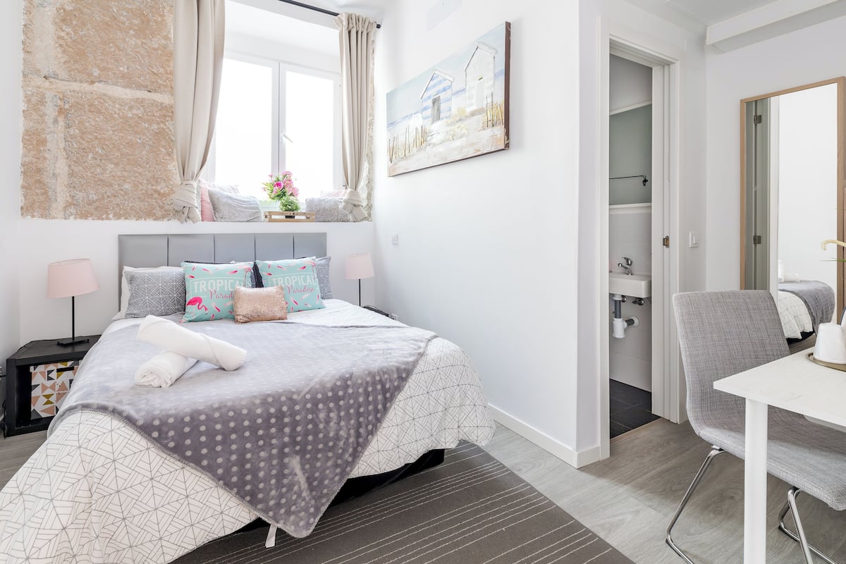 Classic Double Room, 1 Double Bed, Non Smoking, Private Bathroom | Desk, free WiFi, bed sheets