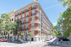 Front of property - AYZ Juan de Mena - Auto check-in property (Madrid)