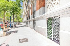 Front of property - AYZ Juan de Mena - Auto check-in property (Madrid)