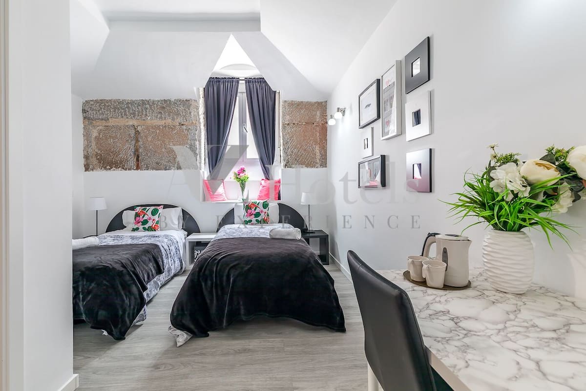 Escritorio, wifi gratis y ropa de cama