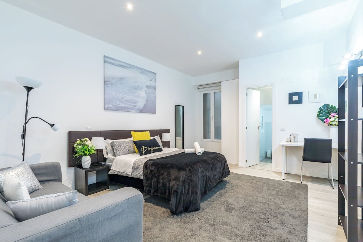 Deluxe Double Room, Private Bathroom | Desk, free WiFi, bed sheets