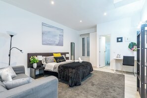 ห้องดีลักซ์ดับเบิล, ห้องน้ำส่วนตัว | โต๊ะทำงาน, Wi-Fi ฟรี, ผ  ้าปูที่นอน