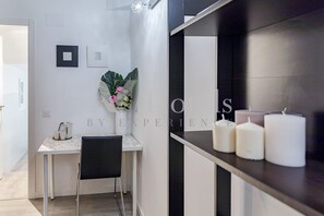 Habitación doble Deluxe, baño privado | Escritorio, wifi gratis y ropa de cama 
