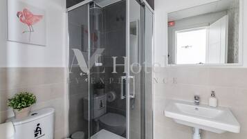 Habitación doble superior, 2 camas individuales, baño privado | Baño | Ducha, secador de pelo, toallas y jabón