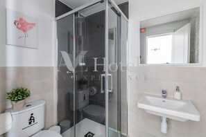 Superior-herbergi með tvíbreiðu rúmi - 2 einbreið rúm - einkabaðherbergi | Baðherbergi | Sturta, hárblásari, handklæði, sápa