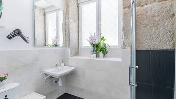 Habitación doble, baño compartido | Baño | Ducha, secador de pelo, toallas y jabón