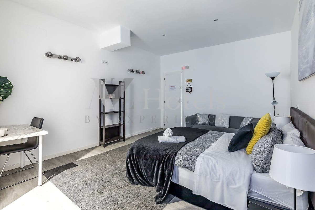 Escritorio, wifi gratis y ropa de cama