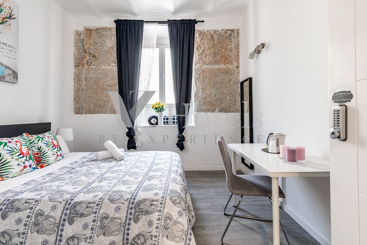 Escritorio, wifi gratis y ropa de cama