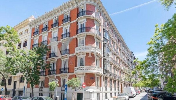 Vista frontal de la propiedad