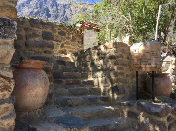 Property entrance - Casa Blanca Lodge (Ollantaytambo)