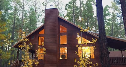 Ylellinen mökki Retreat tilavalla metsäisellä erällä