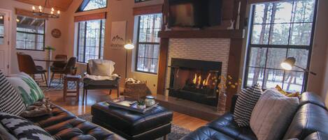 スマートテレビ、暖炉、書庫