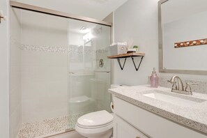 Hair dryer, towels - Couples Hideaway | Close to Everything | Short Walk to Beach (Naples)