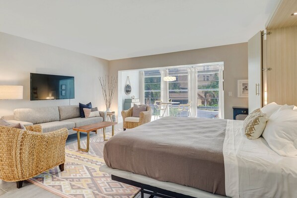 Iron/ironing board, WiFi, bed sheets - Couples Hideaway | Close to Everything | Short Walk to Beach (Naples)