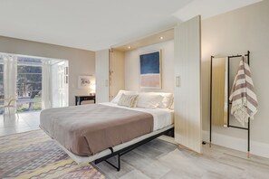 Iron/ironing board, WiFi, bed sheets - Couples Hideaway | Close to Everything | Short Walk to Beach (Naples)