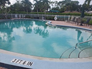 Een buitenzwembad en een verwarmd zwembad