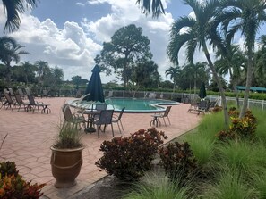 حمّام سباحة خارجي، حمّام سباحة مُدفَّأ