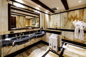 Suite presidencial | Baño | Artículos de higiene personal de diseño, secador de pelo y zapatillas