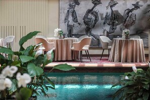 Aperto a colazione, cucina mediterranea, con vista sulla piscina 