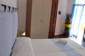 Habitación triple | Escritorio, cortinas blackout, cunas gratuitas y wifi gratis 