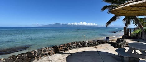 在海滩、沙滩椅、沙滩毛巾