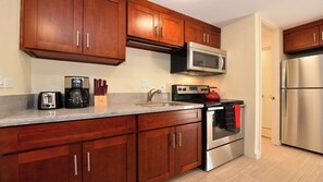 Fridge, microwave, oven, stovetop - KA 401 Spacious Studio w Mountain View Pool AC (Lahaina)