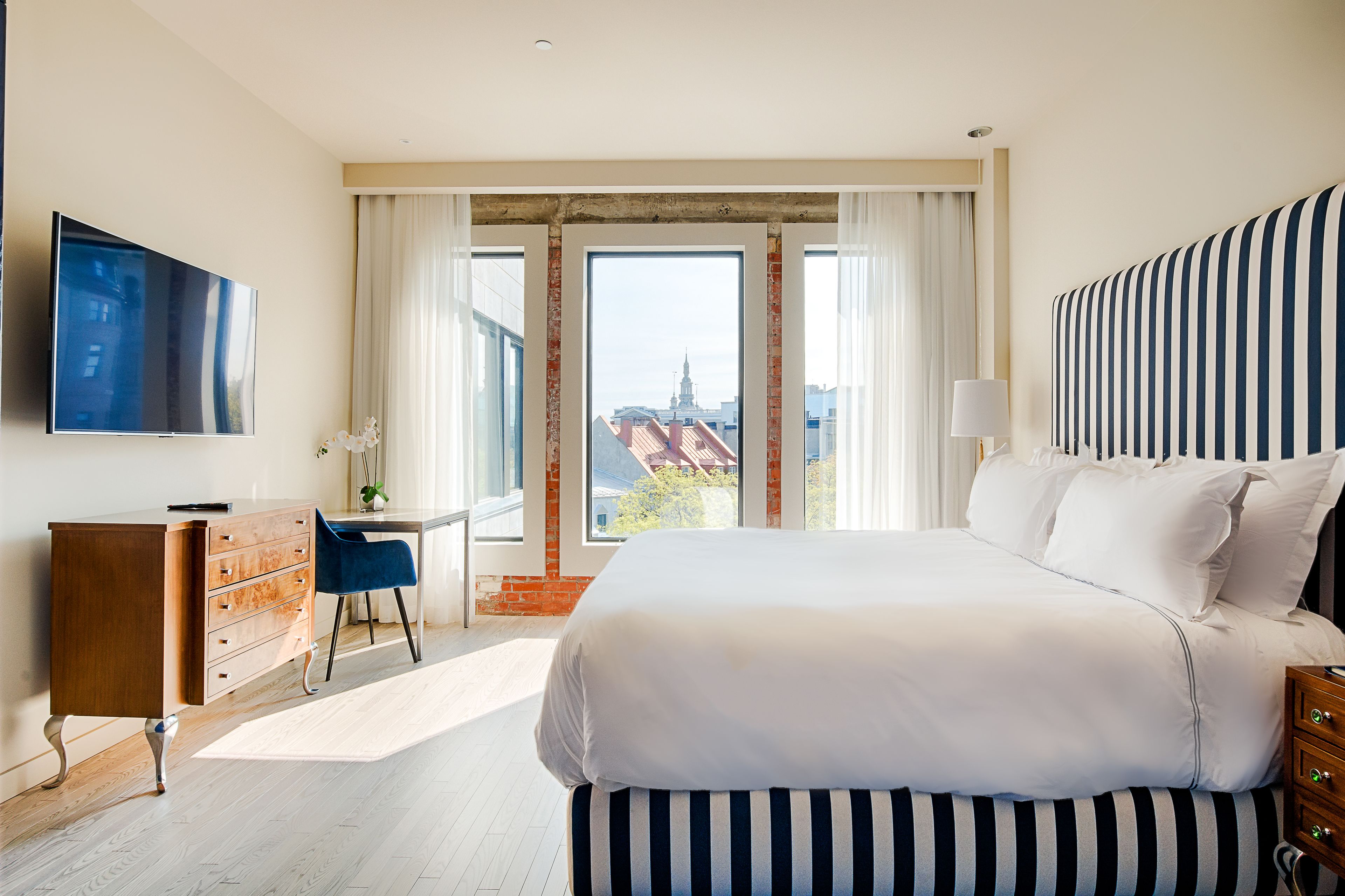 55-英寸纯平电视（配备有线频道）、电视、流媒体服务