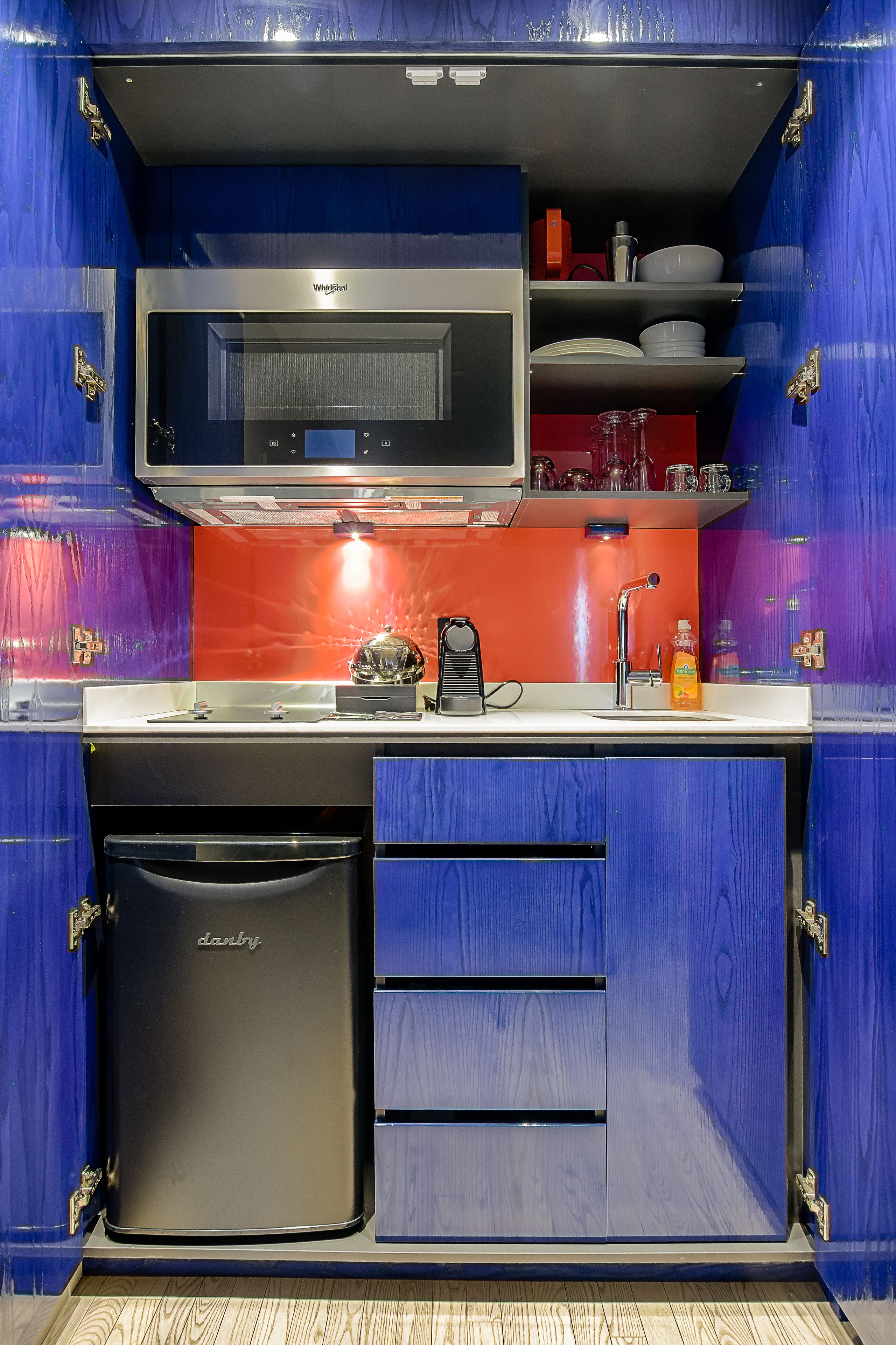 classic room, city view | private kitchen | fridge, microwave, oven, stovetop