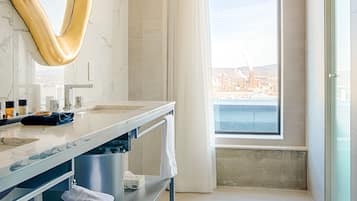 Superior Room, River View | Bilik Mandi | Tab mandi dan pancuran berasingan, kelengkapan dandanan diri berjenama