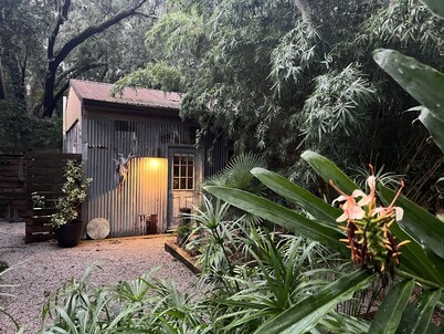 The Sleepy Shack - Private, Cozy Cottage for your next getaway!