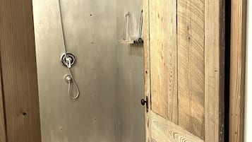 Douche, sĂšche-cheveux, serviettes fournies, savon