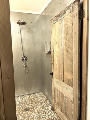 Shower, hair dryer, towels, soap - The Sleepy Shack - Private, Cozy Cottage for your next getaway! (Charleston)