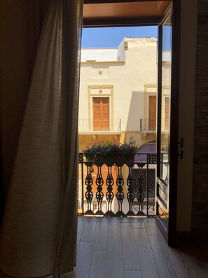 デラックス 4 人部屋 | 客室ごとに異なるインテリア、遮光カーテン、WiFi (無料)、ベッドシーツ