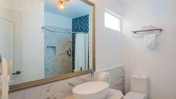 Superior Double Room, 2 Queen Beds, Non Smoking | Bathroom | Shower, towels