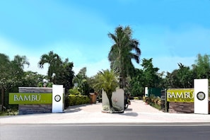 A gated entrance to a resort with a sign reading "Bambu Resort". - Bambu Resort (Mazatenango)