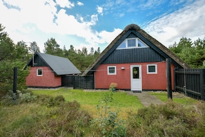 Exterior - Child-friendly thatched cottage on a large plot. Natural property from private owner (Fereininsel Römö)