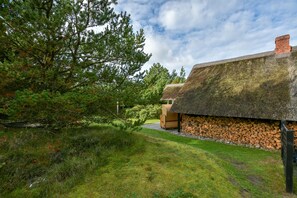 Property grounds - Child-friendly thatched cottage on a large plot. Natural property from private owner (Fereininsel Römö)