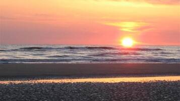 Nær stranden og solsenger