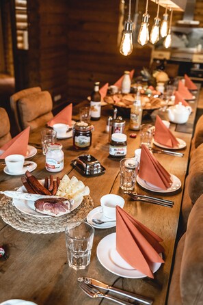 Dining - Cozy round log villa with SwimSpa, whirlpool and sauna (Hellenthal)