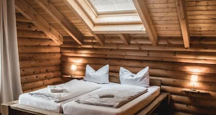Gemütliche Rundstammvilla mit SwimSpa, Whirlpool und Sauna