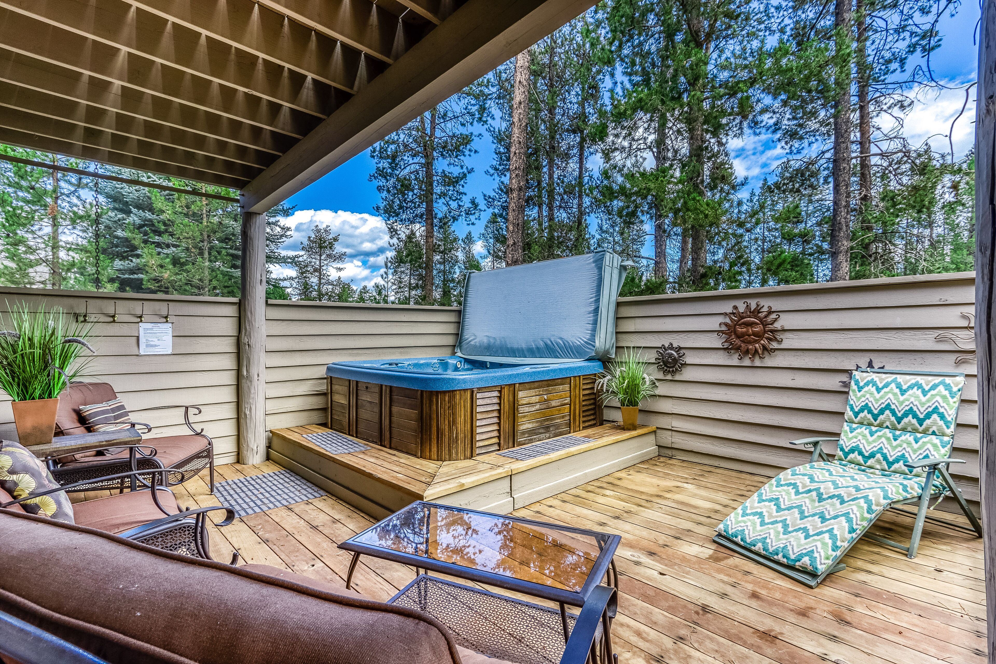 Fantastic home with 8 SHARC passes, WiFi, & private hot tub