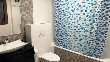 Deep soaking tub, towels